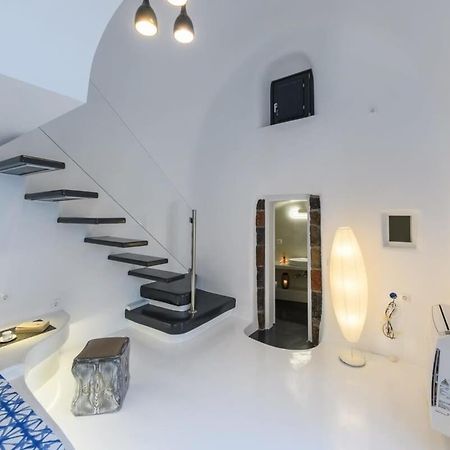 Santorini Traditional Apt With Private Hot Tub Apartment Фира Екстериор снимка