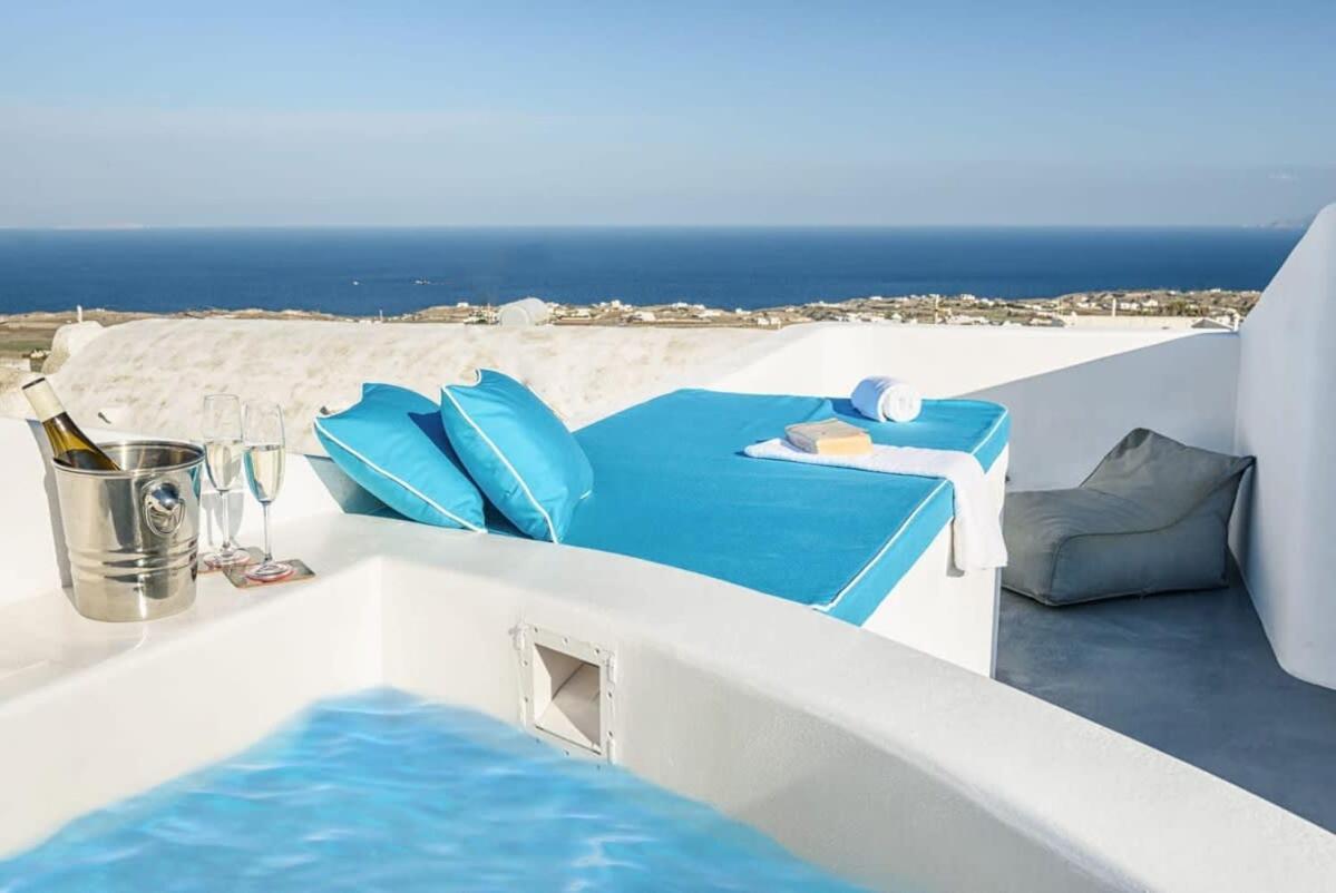 Santorini Traditional Apt With Private Hot Tub Apartment Фира Екстериор снимка