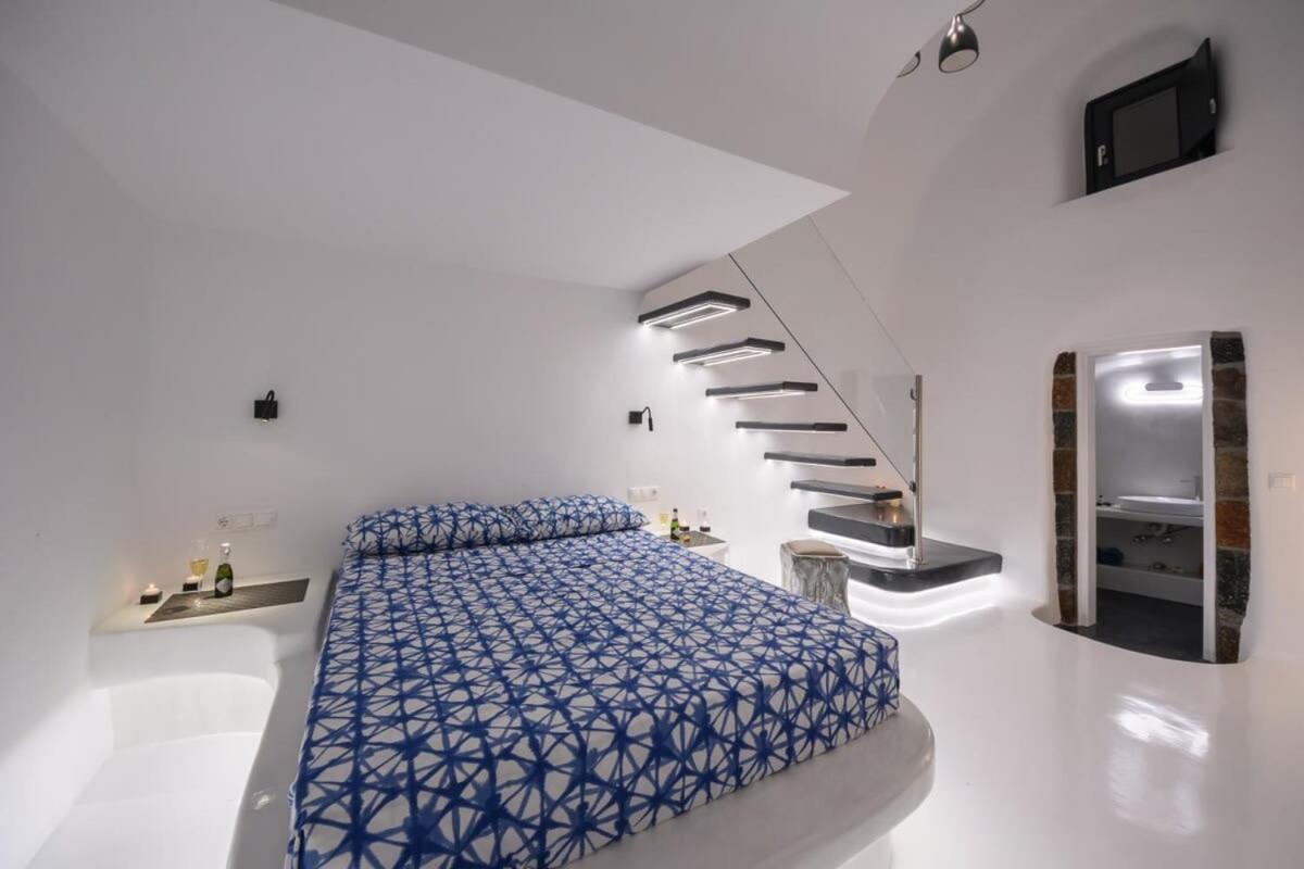 Santorini Traditional Apt With Private Hot Tub Apartment Фира Екстериор снимка