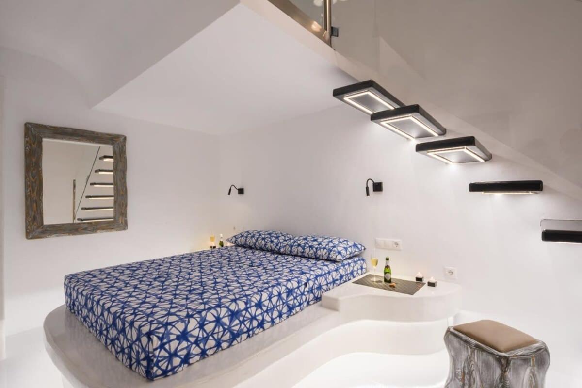 Santorini Traditional Apt With Private Hot Tub Apartment Фира Екстериор снимка