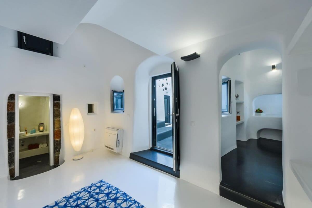 Santorini Traditional Apt With Private Hot Tub Apartment Фира Екстериор снимка