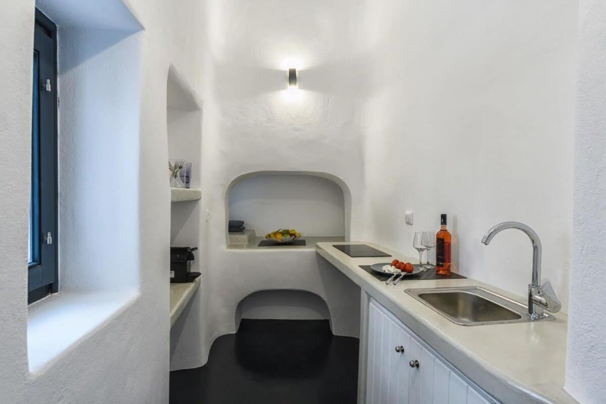 Santorini Traditional Apt With Private Hot Tub Apartment Фира Екстериор снимка