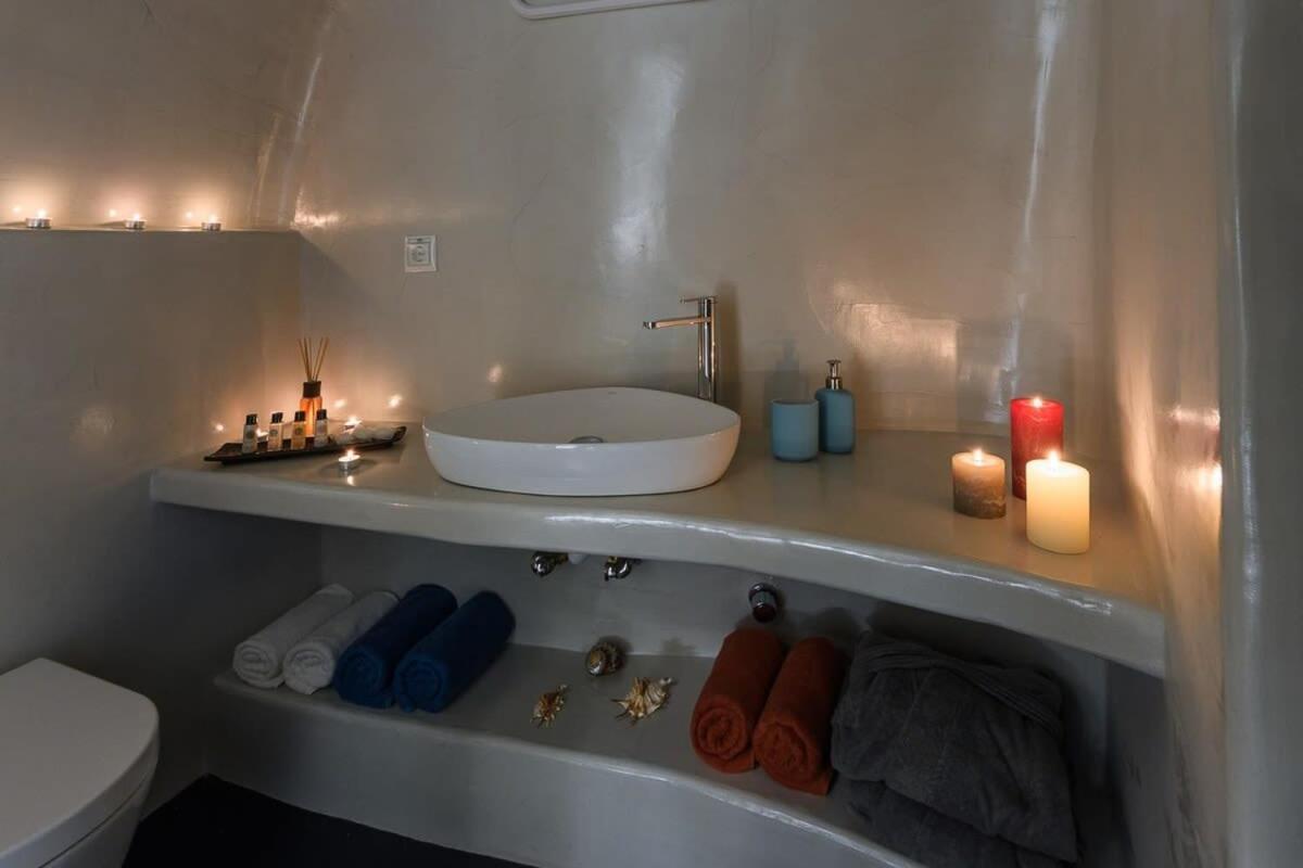 Santorini Traditional Apt With Private Hot Tub Apartment Фира Екстериор снимка