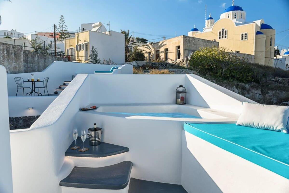 Santorini Traditional Apt With Private Hot Tub Apartment Фира Екстериор снимка