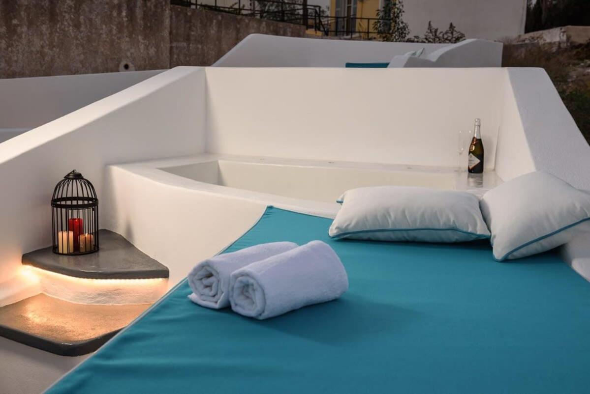 Santorini Traditional Apt With Private Hot Tub Apartment Фира Екстериор снимка