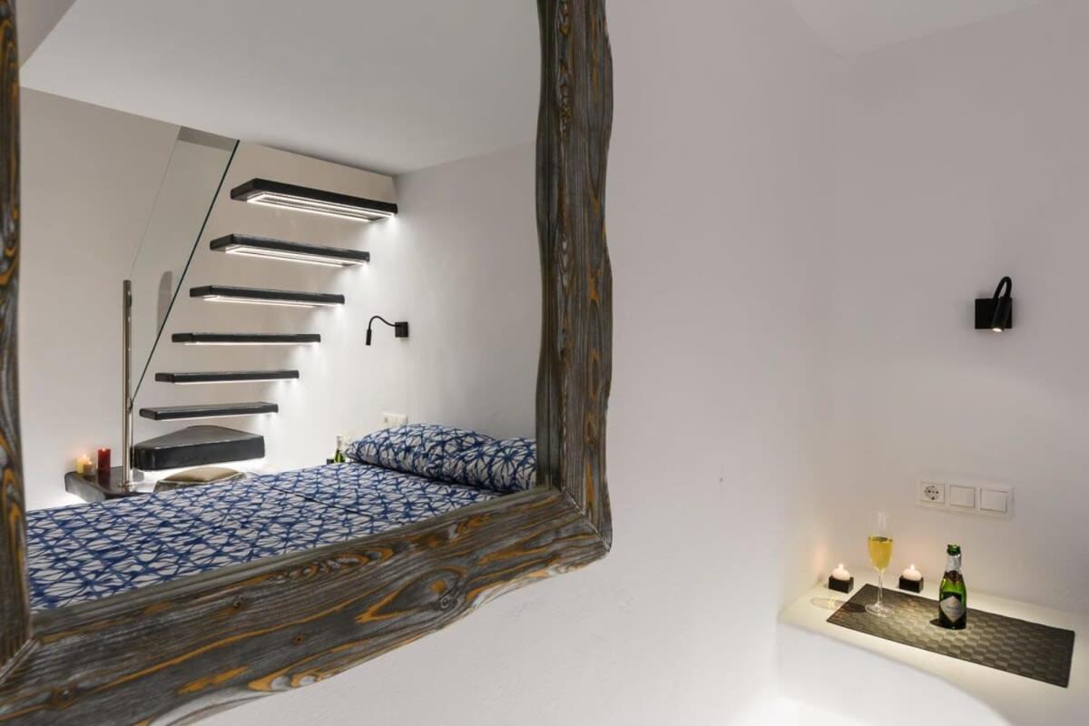 Santorini Traditional Apt With Private Hot Tub Apartment Фира Екстериор снимка